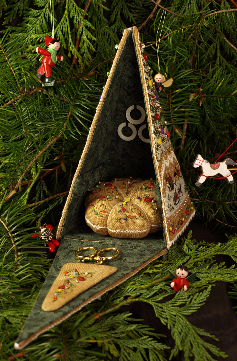 Finishing Course - Gingerbread Tree Etui - including step-by-step video tutorials with hints for professional results.